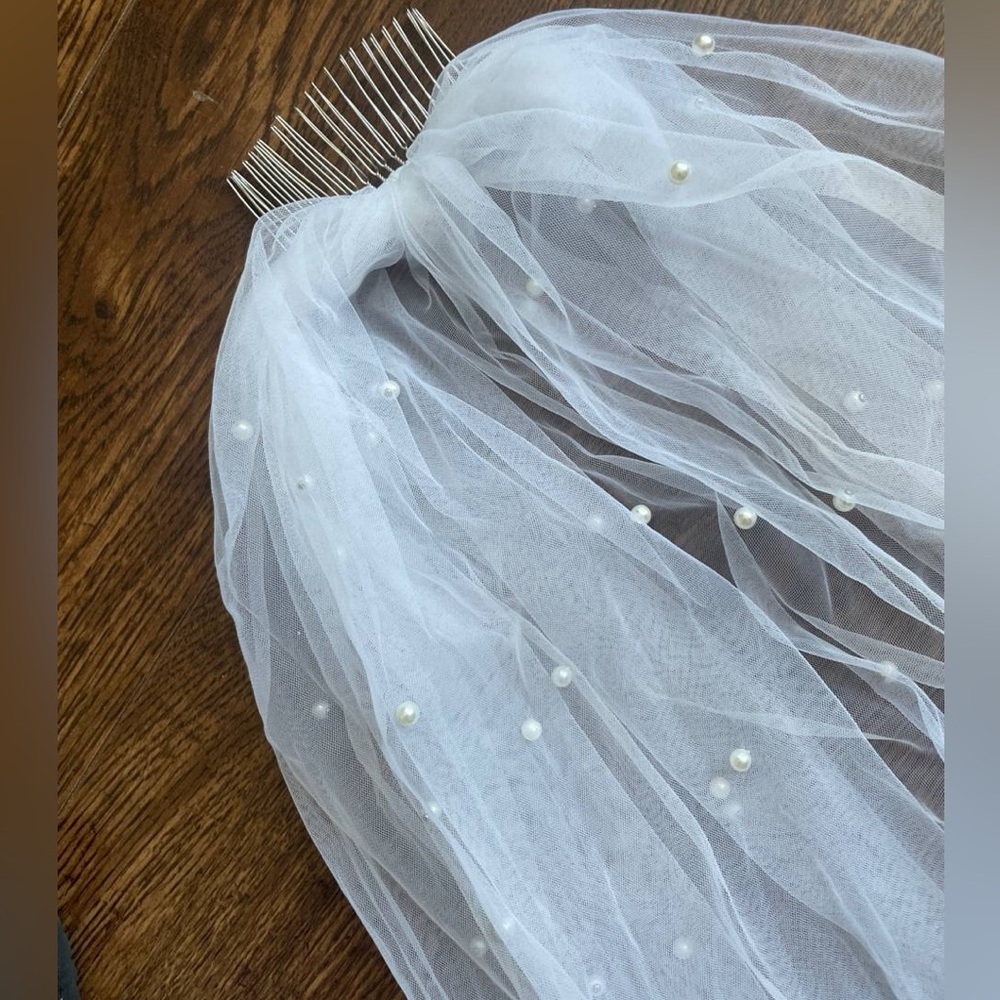Elegant White Bridal Veil with Pearls - Picture 4 of 5